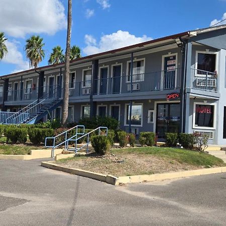 Deluxe Inn Airport ماكالين المظهر الخارجي الصورة
