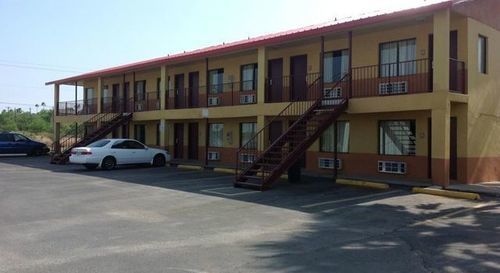 Deluxe Inn Airport ماكالين المظهر الخارجي الصورة